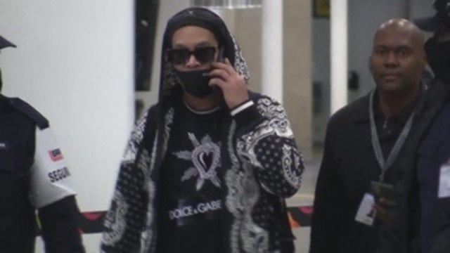 Ronaldinho llega a Río de Janeiro tras pasar seis meses detenido en Paraguay
