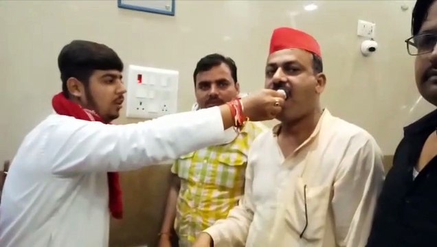 रितिक यादव का जन्मदिन भरथना में केक काटकर सपा कार्यकर्ताओं ने मनाया