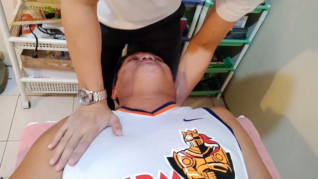 Loud Neck Crack (Chiropractic Adjustment)