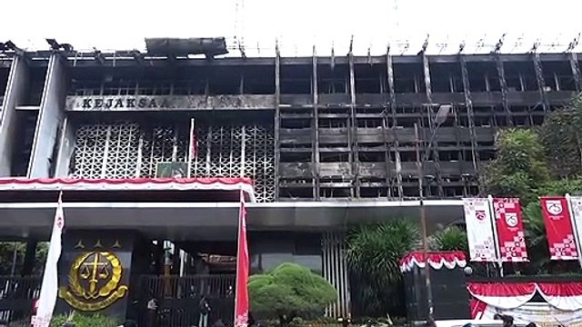 Suasana kebakaran yang melanda gedung Kejaksaan Agung RI di Jakarta, Sabtu (22/8).