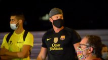 Decenas de aficionados culés piden a Messi que se quede ante las oficinas del club