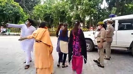 अलीगढ़: सौतेली मां बच्चियों का कर रही है शारीरिक वा मानसिक उत्पीड़न