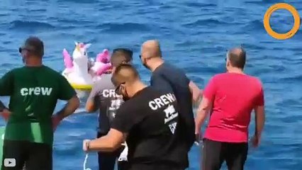 Choc : emportée par sa bouée licorne, cette fillette échappe au pire !