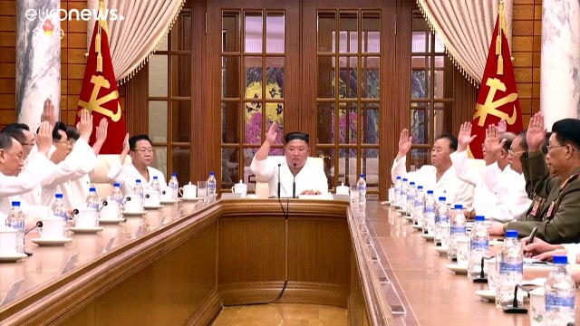 بعد أنباء عن دخوله في غيبوبة .. بيونغ يانغ تنشر صورا لكيم جونغ أون يترأس اجتماعا حول كورونا