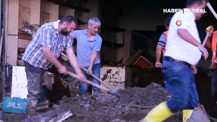 Kimisi altınlarının kimisi de alacaklarının peşinde! Çamurun içinden tek tek altın topladı