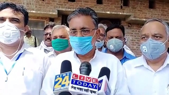 लखीमपुर में छात्रा से रेप-मर्डर मामला, पीड़ित परिवार से बसपा नेताओं ने की मुलाकात