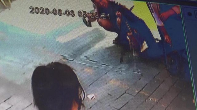 Güpegündüz sokak ortasında tuvaletini yapan kadın şoke etti