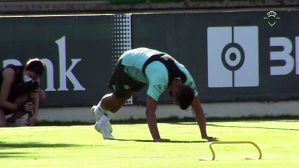 Martín Montoya se entrena en solitario con el Betis