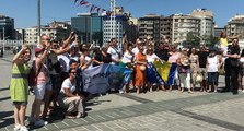 Taksim Meydanı’nda kalabalık turist grubu… Maske ve sosyal mesafe hiçe sayıldı