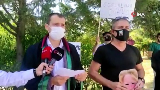 Evinin önünde oynarken araç çarpması sonucu hayatını kaybeden 10 yaşındaki Enes’in ailesi adliye önünde eylem yaptı