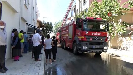 Çatıda çıkan yangın mahalleyi dumana bürüdü