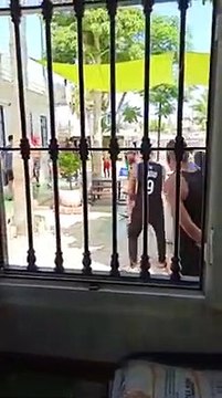 agentes antidisturbios intervienen en una protesta de migrantes en el CETI de Melilla tras el brote de coronavirus