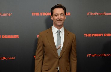 Hugh Jackman brinca que irá presentear Ryan Reynolds com 'cocô de cachorro'