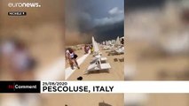 Sandtornado überrascht Urlauber am Strand in Apulien