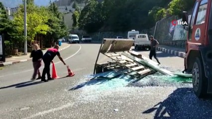 Kamyonet kasasına yüklü camlar yola böyle devrildi