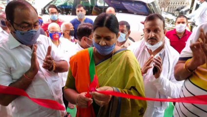 मोबाइल की दुकान का उद्घाटन करने पहुंची सदर विधायक