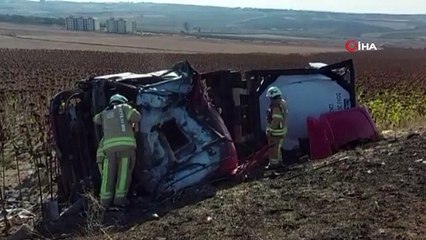 Silivri’de yan yatan tırın kabini alev alev yandı