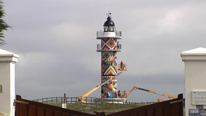 Okuda ultima su colorida intervención en el faro de Ajo (Cantabria)