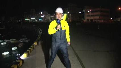 "성인 남자가 서 있기 힘들 정도"...태풍 '바비' 군산 도착 / YTN