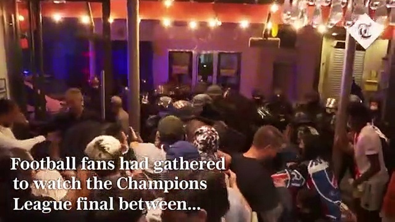L'évacuation d'un bar par la police pendant PSG-Bayern