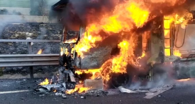 Santa Maria Capua Vetere (CE) - Camion in fiamme su A1 (25.08.20)