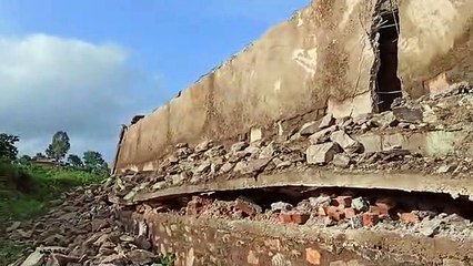 निर्माणाधीन स्कूूल भवन गिरा
