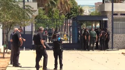 Télécharger la video: 26 detenidos y nueve agentes heridos en un motín en el CETI de Melilla