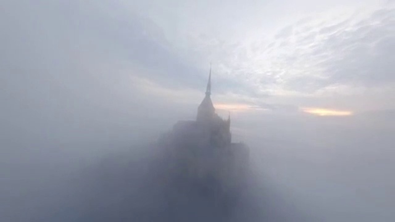 Ce pilote de drone fait une course folle dans les rues du Mont-Saint-Michel