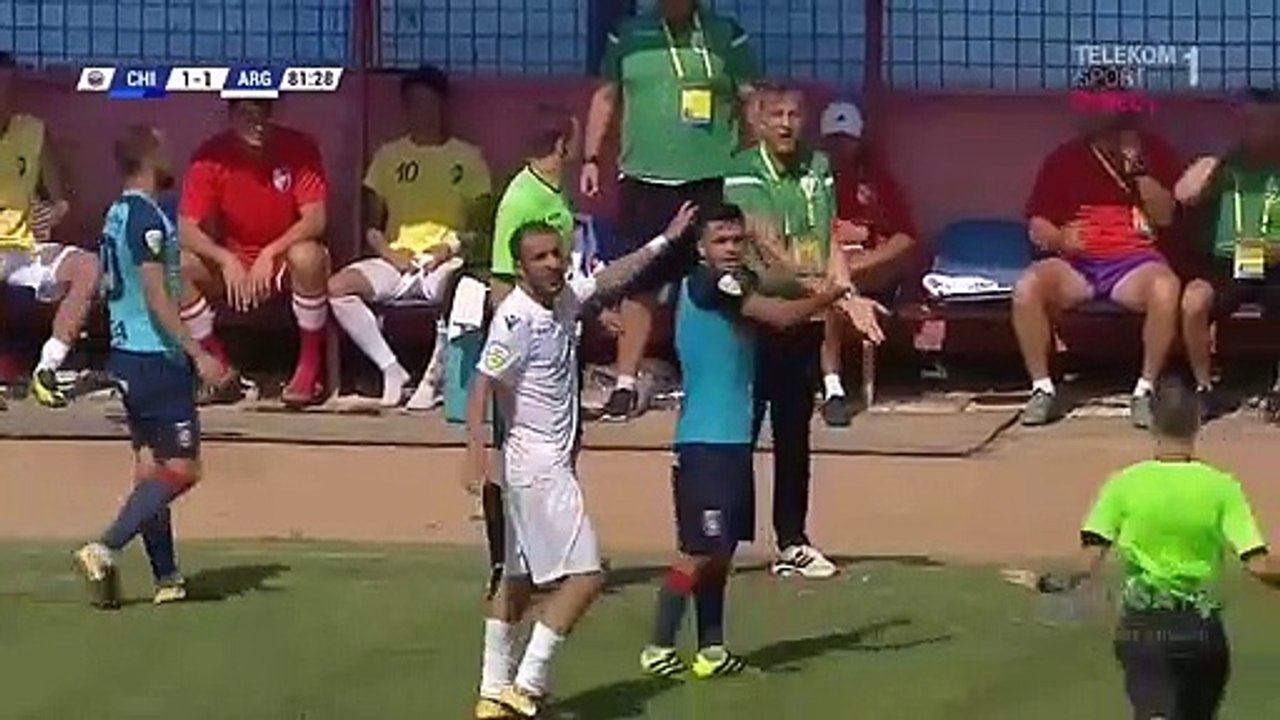 Quand l'entraineur débarque sur le terrain pour tacler un joueur