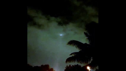 Un objet non identifié change de forme et de couleur dans le ciel