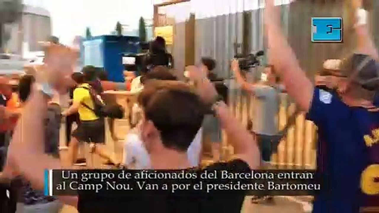 Un grupo de aficionados del Barcelona entran  al Camp Nou. Van a por el presidente Bartomeu