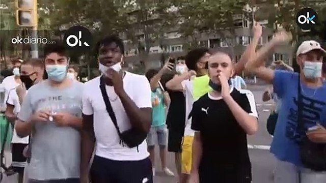 Un centenar de aficionados del Barça asaltan el Camp Nou al grito de ¡Bartomeu, dimisión!