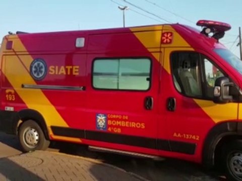 Condutora de moto é socorrida pelo Siate após colisão contra carro na Av. Carlos Gomes