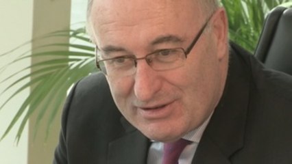 Dimite comisario europeo acusado de incumplir normas sanitarias