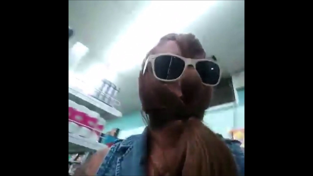 Une femme se fait un couvre visage complet avec sa couette de cheveux et va dans s'un dépanneur de toute beauté!