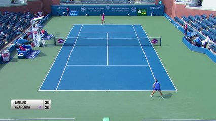 Скачать видео: Azarenka battles past Jabeur into semis