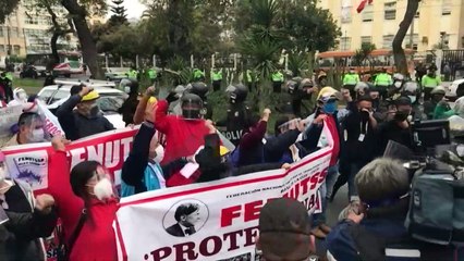 Médicos peruanos protestan en medio de rebrote de la pandemia