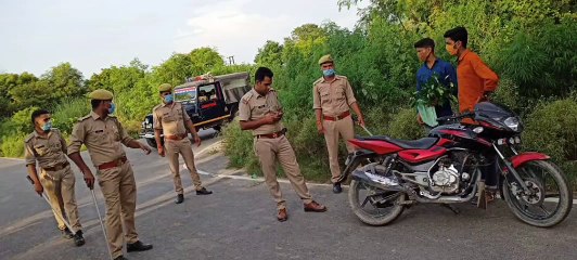 इटावा: हेलमेट नहीं पहनने पर पुलिस ने काटा चालान