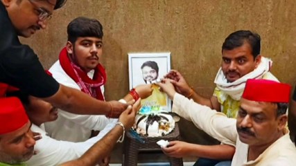 इटावा: सपा नगर अध्यक्ष ने मनाया युवा नेता का जन्मदिन