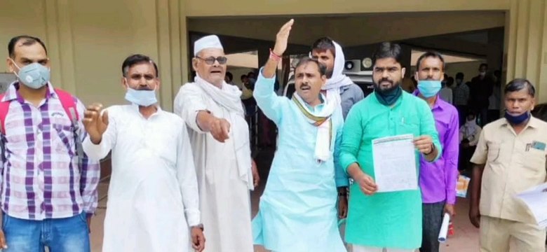 इटावा: यूरिया खाद की किल्लत को लेकर कांग्रेस ने किया विरोध प्रदर्शन