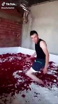 Çıplak ayakla salça havuzuna girdi! Mide bulandıran görüntüler