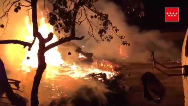 Aparatoso incendio en una finca de San Fernando de Henares (Madrid)