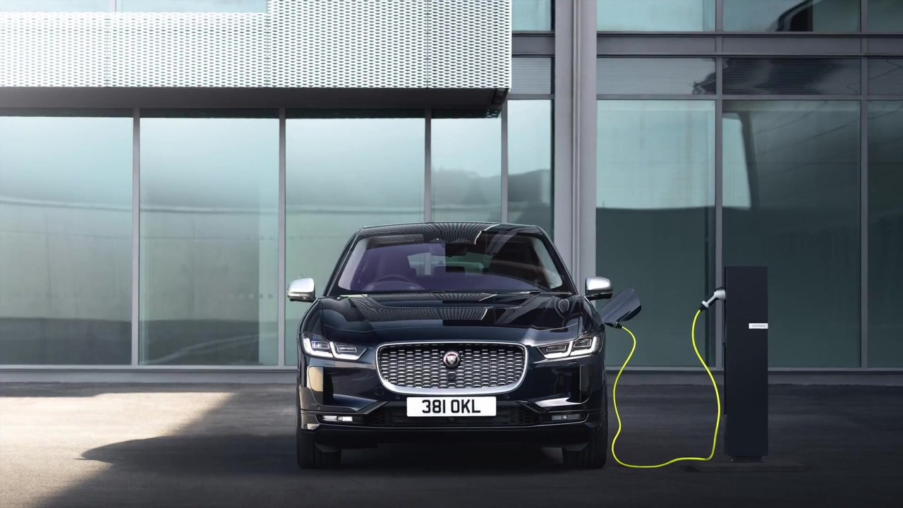 Schnellere ladefähigkeit, neue konnektivität und ein limitiertes sondermodell mit 320 PS bereichern das Modellangebot des vollelektrischen Jaguar I-PACE