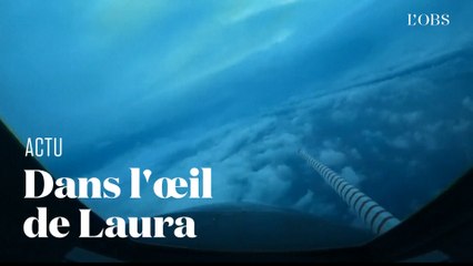 Un avion vole à travers l'oeil de l'ouragan Laura qui menace la Louisiane et le Texas