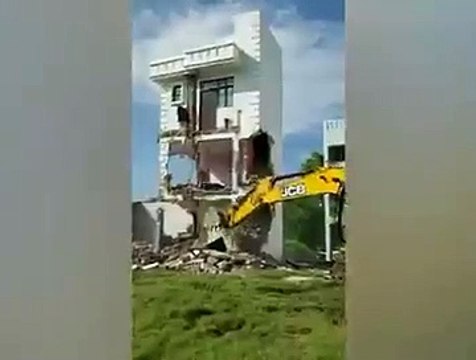 लखनऊ: माफिया मुख्तार अंसारी के बेटों की दो इमारतें ध्वस्त, इस प्रॉपर्टी पर 68 साल बाद हुई कार्रवाई