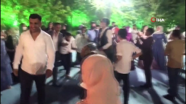 Koronaya kafa tutuyorlar...Düğünlerde 'korona' halayı devam ediyor