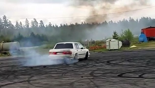 VÍDEO: este VOLVO 740 diesel QUEMA RUEDA y se carga el PLANETA a partes iguales [TG]