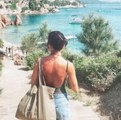 Jenifer en mini-short passe de bonnes vacances en Corse !