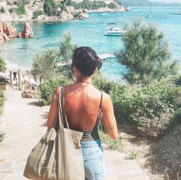 Jenifer en mini-short passe de bonnes vacances en Corse !