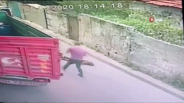 Sokakta oynayan çocuğu araç böyle ezdi